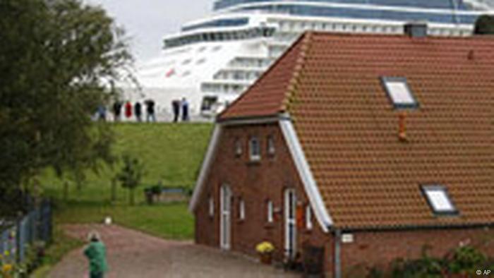 Este crucero de la ciudad de Papenburg es llevado desde su astillero, en el río Ems, hacia el Mar del Norte. Está hecho para navegar los mares del mundo y transportar a miles de personas. La fabricación de barcos y cruceros es un buen negocio para Baja Sajonia, aunque no está entre los 10 productos más vendidos de Alemania. 