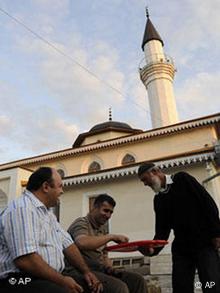 Ukraine Krim Sevastopol Krimtataren vor Moschee