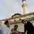 Tătarii din Crimeea în faţa unei moschei la Sevastopol