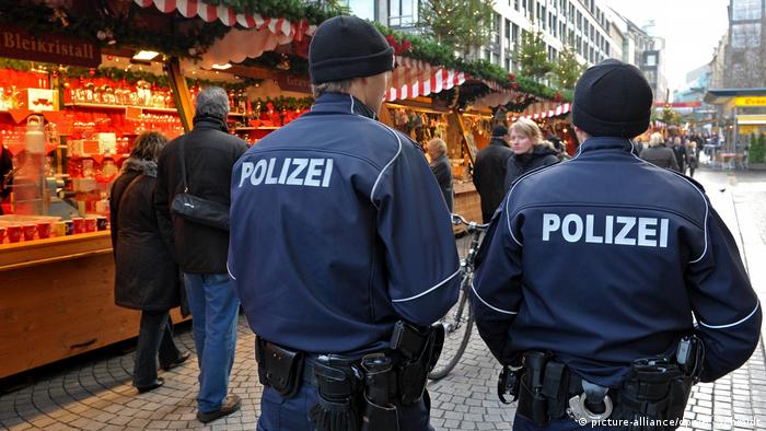Polizei auf Weihnachtsmarkt