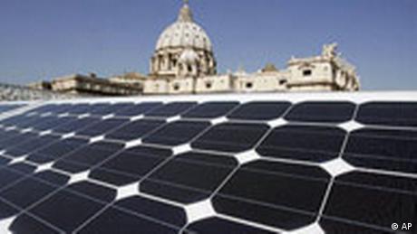 Vatikan Solaranlage vor Petersdom (AP)