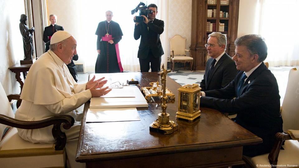 Francisco se reúne con los expresidentes de Colombia, Juan Manuel Santos y Álvaro Uribe en el Vaticano (16.12.2016) Francisco se reúne con los expresidentes de Colombia, Juan Manuel Santos y Álvaro Uribe en el Vaticano (16.12.2016)