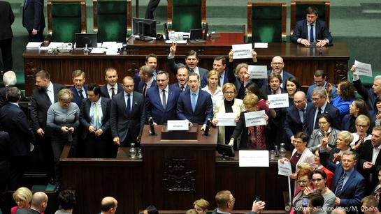 Opposition Blocks Polish Parliament Over Media Rules – DW – 12/16/2016