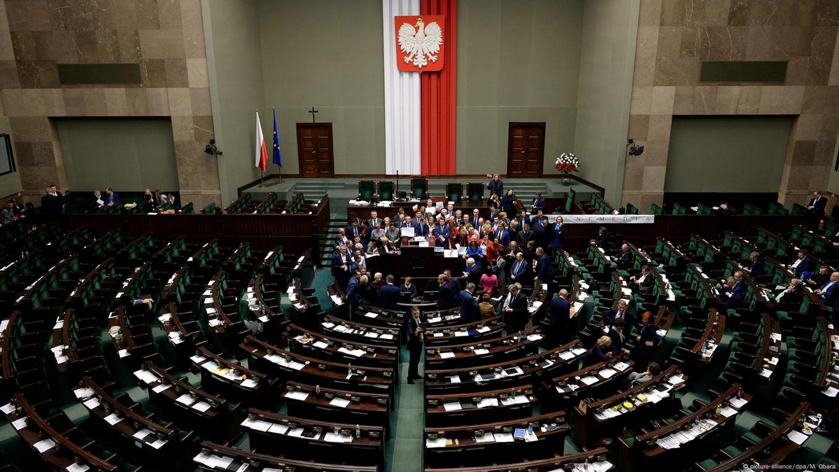 Opposition MPs To Occupy Polish Parliament Into New Year – DW – 12/24/2016