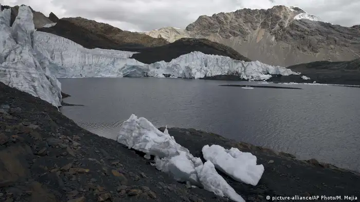 Glaciar en proceso de derritimiento en Perú (picture-alliance/AP Photo/M. Mejia)