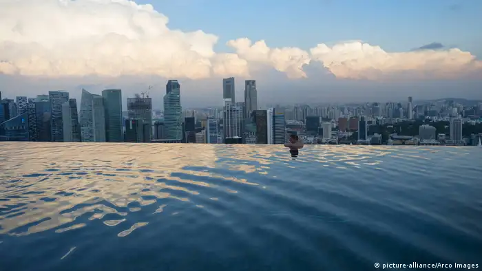 Bildergalerie | Attraktionen auf Wolkenkratzern | Infinity Pool Singapur (picture-alliance/Arco Images)