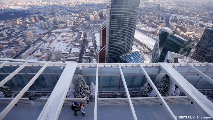 Bildergalerie | Attraktionen auf Wolkenkratzern | Eisbahn auf Wolkenkratzer in Moskau (REUTERS/M. Shemetov)
