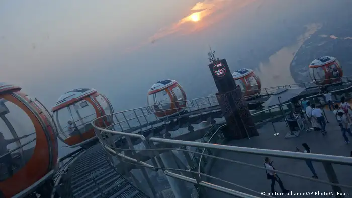 China Gondeln auf dem Canton Tower in Guangzhou (picture-alliance/AP Photo/N. Evatt)