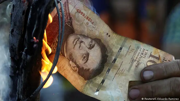 Una persona murió y unas 10 fueron detenidas en saqueos disturbios e incendios desatados por la escasez de billetes. Los incidentes se produjeron el primer día después de finalizar el plazo de 72 horas, para retirar de circulación los billetes de 100 bolívares. Según Maduro, el retiro de los billetes es para combatir a mafias internacionales. (17.12.2016)