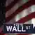 Streßenschild der Wall Street in New York vor US-Flagge (Foto: AP)