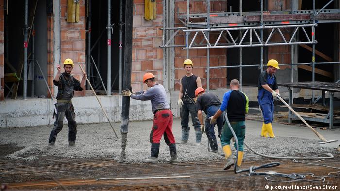 Symbolbild Bauarbeiter bei der Arbeit