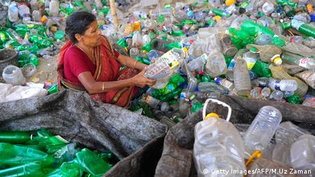 Bangladesch Dhaka Plastikflaschen Müll (Getty Images/AFP/M.Uz Zaman)