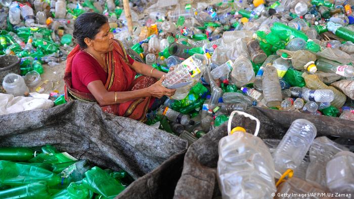 Bangladesch Dhaka Plastikflaschen Müll (Getty Images/AFP/M.Uz Zaman)