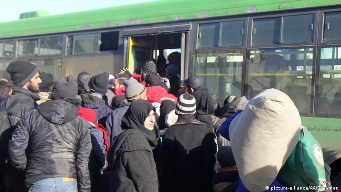 Syrien Evakuierung in Aleppo (picture-alliance/AA/E. Eymen)