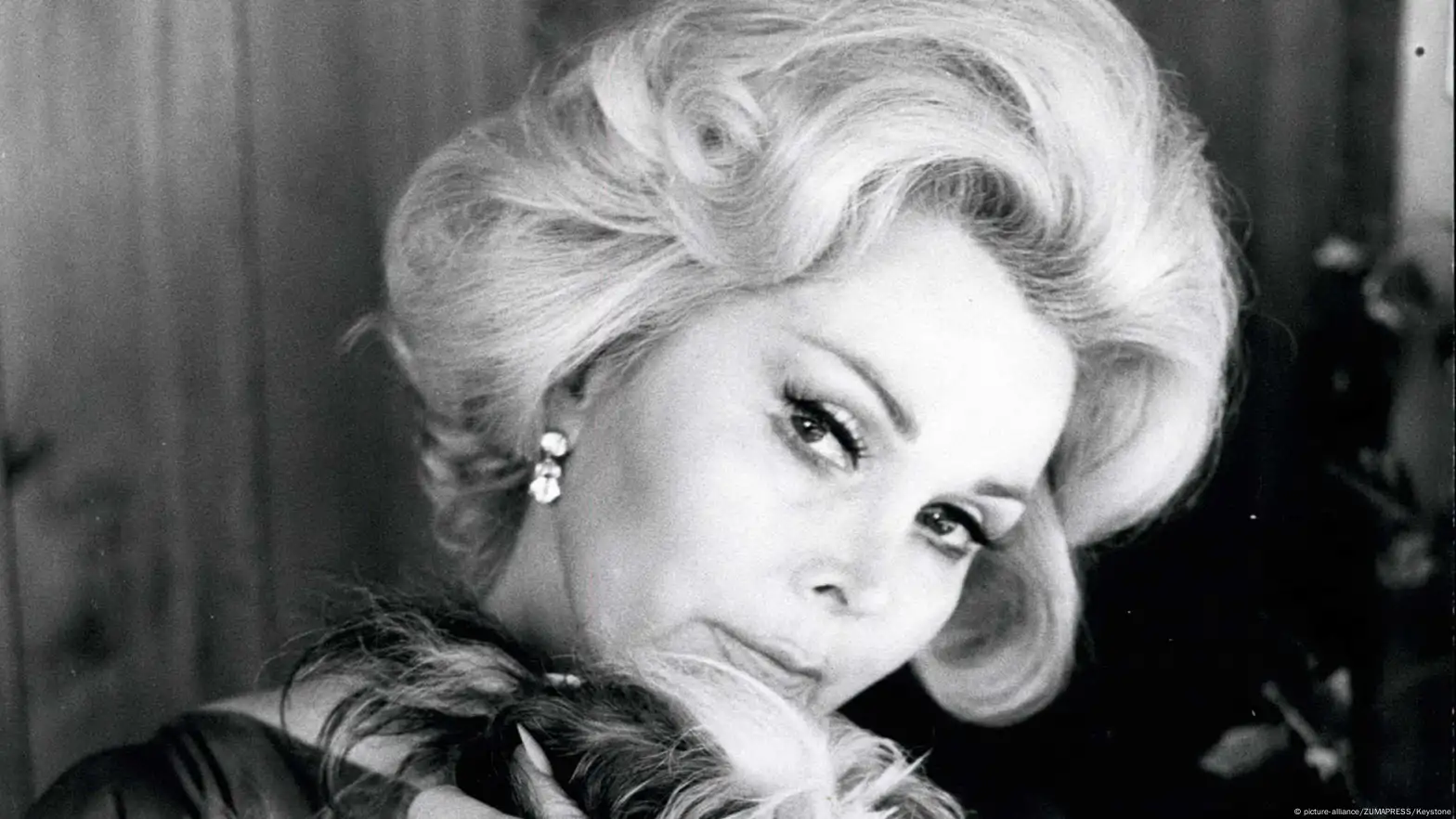 Hollywood legend Zsa Zsa Gabor dead at 99 – DW – 12/19/2016