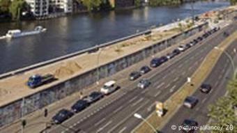 Blick entlang der East Side Gallery in Berlin, im Hintergrund ein Ausflugsdampfer auf der Spree (Foto: dpa)