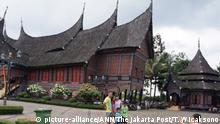 +++Nur im Rahmen der Berichterstattung zu verwenden!+++
One of the province pavilions showcasing Indonesia's traditional architecture and customs at the Taman Mini Indonesia Indah (TMII) or the Indonesia Miniature Park, located in East Jakarta. | Verwendung weltweit