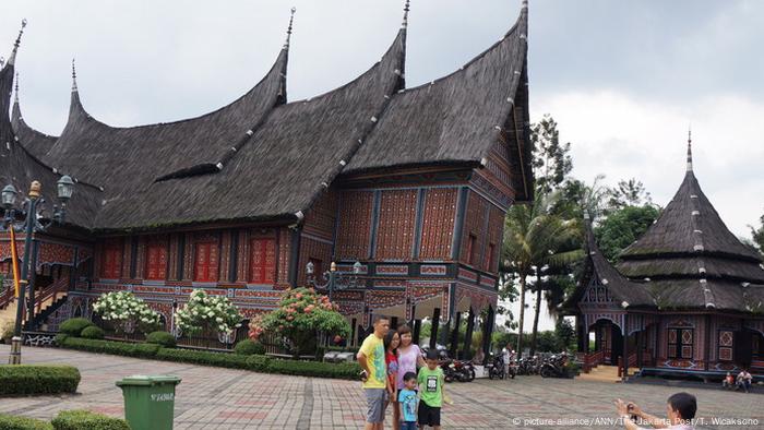 Taman Mini Indonesia Indah Dan Sejarah Di Mata Ibu Negara Dwnesia Wadah Bagi Komunitas Dw Untuk Berbagi Kisah Dan Pendapat Dw 19 04 2021