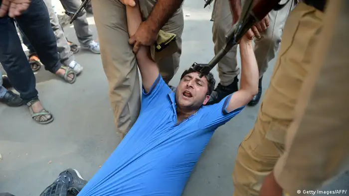 Indien Symbolbild Polizeigewalt (Getty Images/AFP/)
