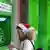 Клієнтка знімає гроші із банкомата націоналізованого в грудні 2016 року "Приватбанку"