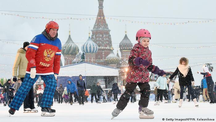 Bildergalerie Schlittschuhlaufen in der Stadt Moskau (Getty Images/AFP/N. Kolesnikova)