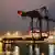 Containerbrücke vom chinesischen Konzern ZPMC im Hamburger Hafen (Foto: dpa)