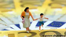 Symbolbild Kindergeld und Erziehungsgeld in Deutschland Miniatur Figur einer Mutter mit ihrem Kind auf Euro Geldscheinen | Verwendung weltweit