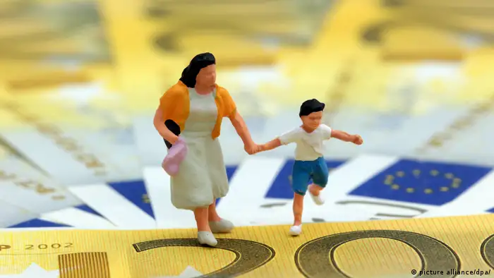 Symbolbild Kindergeld und Erziehungsgeld in Deutschland Miniatur Figur