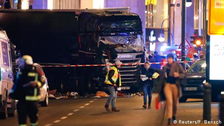 Deutschland Polizei geht von Anschlag auf Berliner Weihnachtsmarkt aus (Reuters/F. Bensch)