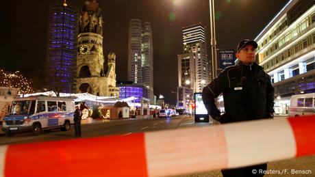 Deutschland Polizei geht von Anschlag auf Berliner Weihnachtsmarkt aus (Reuters/F. Bensch)