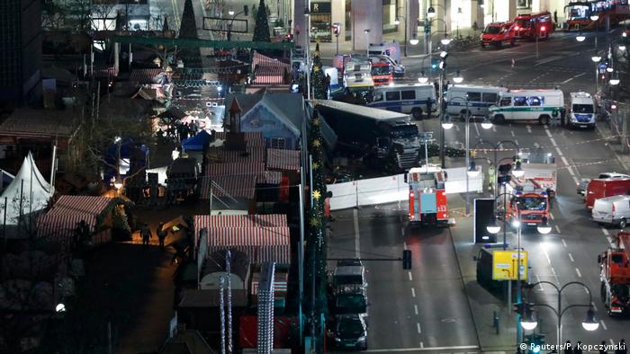 شامگاه دوشنبه (۱۹ دسامبر) یک کامیون با سرعت وارد بازار کریسمس در مرکز برلین شد و فاجعه آفرید. دراین حادثه ۱۲ نفر کشته و ۵۰ نفر زخمی شده‌اند. پلیس این حادثه را اقدامی تروریستی خواند.