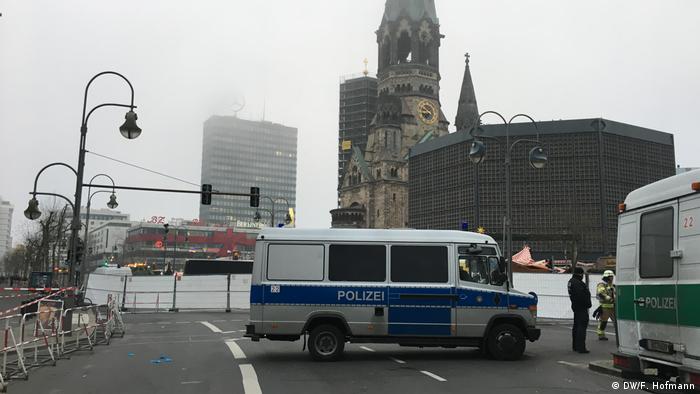 Полицейские на месте теракта в Берлине утром 20 декабря