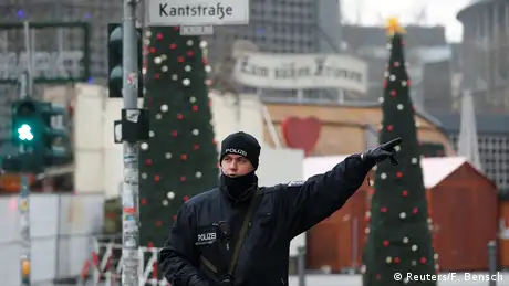Deutschland Polizisten in der Nähe vom Anschlagsort in Berlin (Reuters/F. Bensch)