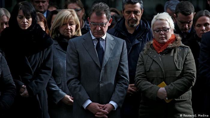 Spanien Deutscher Botschafler Peter Tempel trauert mit Mitarbeitern in Madrid (Reuters/J. Medina)