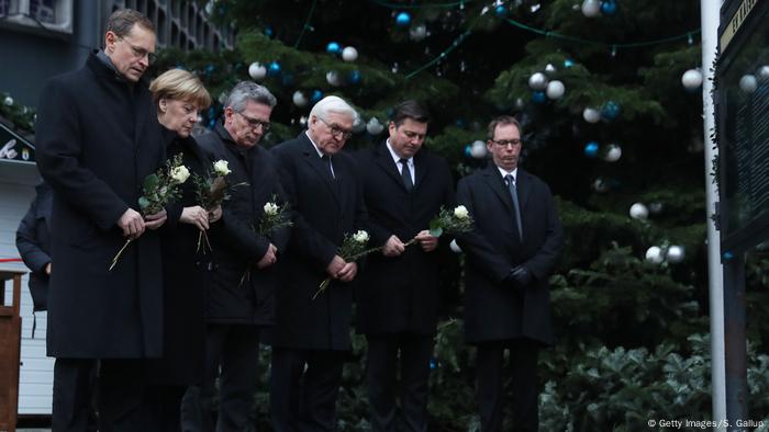 Los políticos alemanes colocaron rosas blancas en recuerdo de las víctimas.