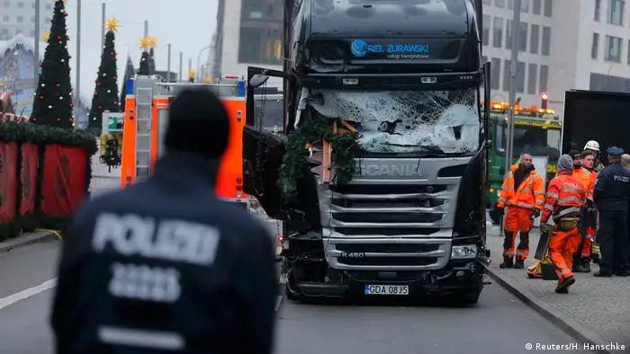 Deutschland LKW nach dem Anschlag am Breitscheidplatz in Berlin (Reuters/H. Hanschke)