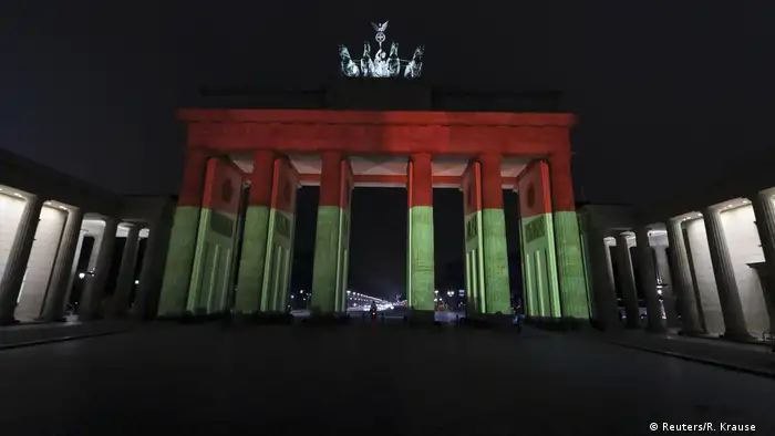 Deutschland Brandenburger Tor erstrahlt in Schwarz-Rot-Gold