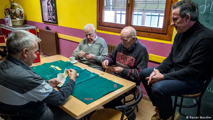 Seniors playing bridge (Reiner Wandler)