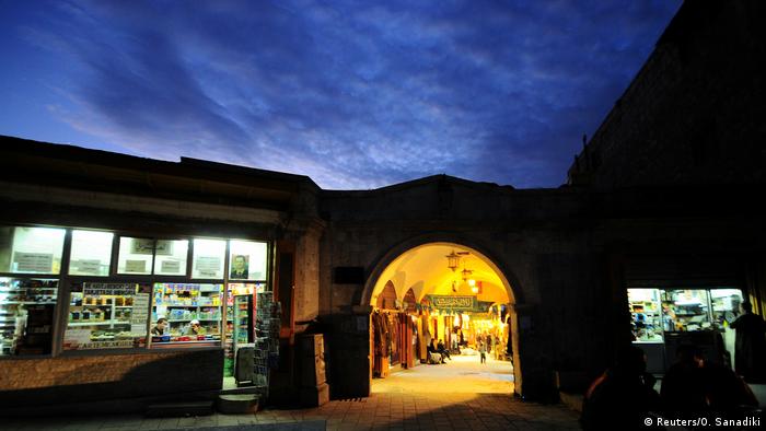 2008-го року, коли робилося це фото, вхід до критого ринку аль-Зараб в старому Алеппо ще підсвічувався теплими фарбами.