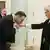 Polens Präsident Andrzej Duda küsst die Hand der neuen Verfassungsgerichtspräsidentin Julia Przylebska