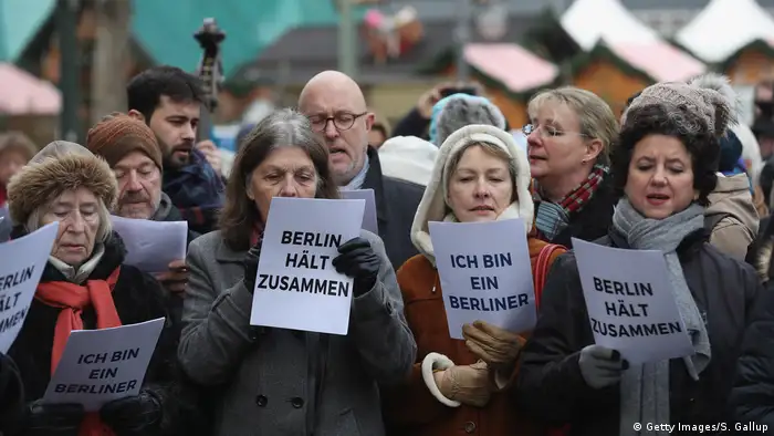Deutschland Berlin - Bürger und Flüchtlinge Gedenken der Opfer