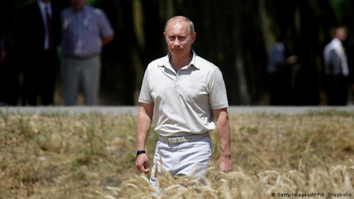 Russland - Vladimir Putin auf Feld