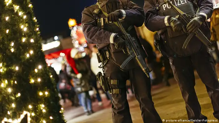 Deutschland Weihnachtsmarkt in Köln, Sicherheit nach Anschlag in Berlin (picture-alliance/Geisler-Fotopress)