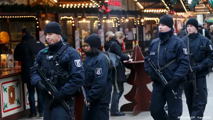 Deutschland Sicherheitsmaßnahmen Weihnachtmarkt am Breitscheidplatz