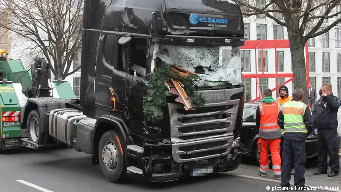 Berlin Anschlag Breitscheidplatz zerstörter LKW abgeschleppt