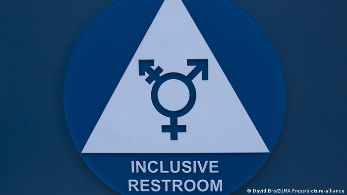 Symbol für Transgender auf der Toilettentür