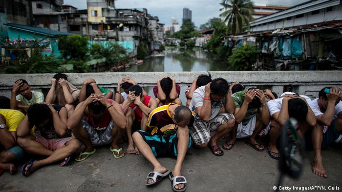 Philippinen Drogen Verdächtige auf Brücke