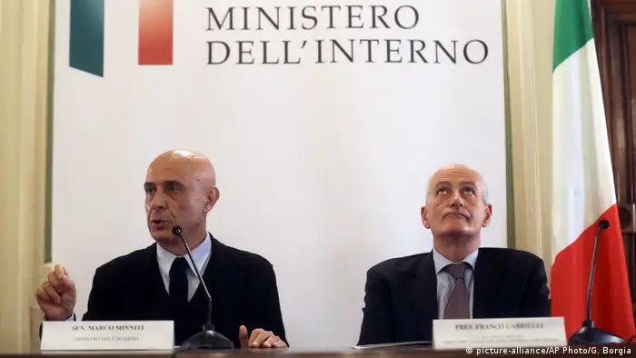 Italien Terrorverdächtiger Anis Amri in Mailand erschossen Innenminister Marco Minniti (picture-alliance/AP Photo/G. Borgia)
