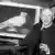 Frankreich Antibes | Pablo Picasso neben seinem Bild der Friedenstaube