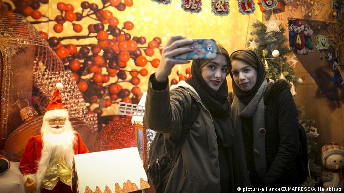 Iran - Weihnachten im Iran (picture-alliance/ZUMAPRESS/A. Halabisaz)